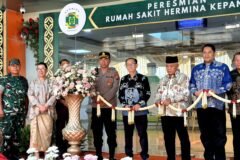 Bupati Malang, Drs. H. M. Sanusi, M.M. (ketiga dari kanan) bersama jajaran pimpinan Hermina Hospitals dan aparat setempat saat prosesi pengguntingan pita yang menandai peresmian RS Hermina Kepanjen, Kabupaten Malang.