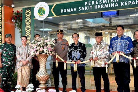 Bupati Malang, Drs. H. M. Sanusi, M.M. (ketiga dari kanan) bersama jajaran pimpinan Hermina Hospitals dan aparat setempat saat prosesi pengguntingan pita yang menandai peresmian RS Hermina Kepanjen, Kabupaten Malang.