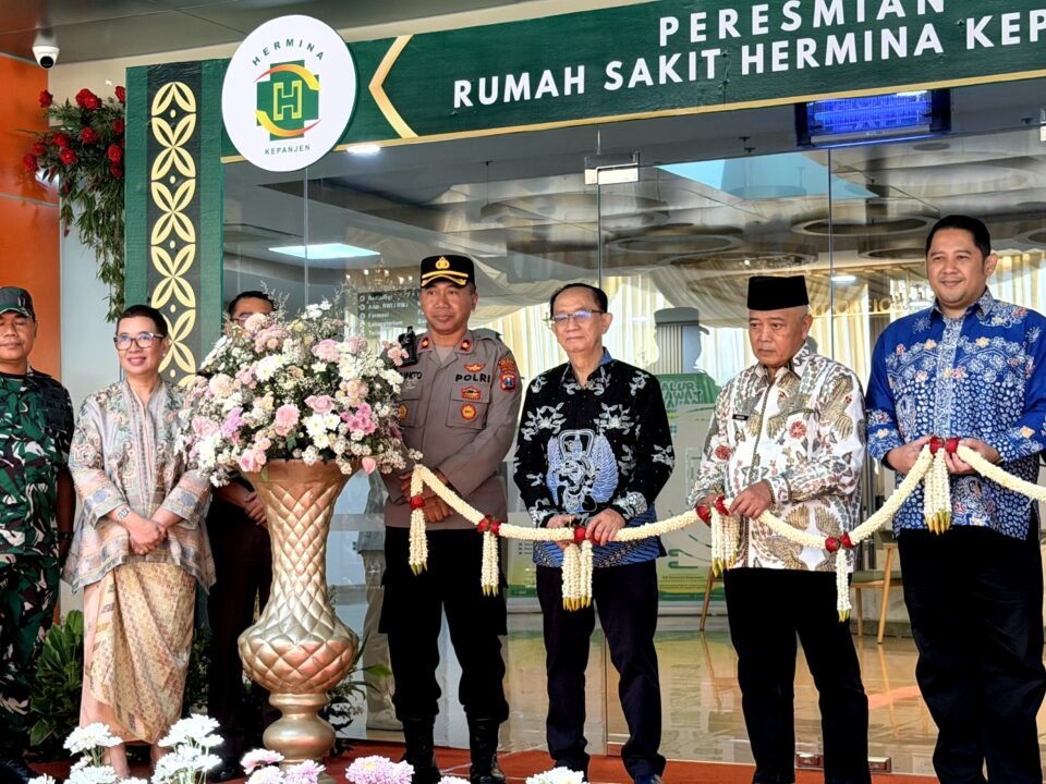 Bupati Malang, Drs. H. M. Sanusi, M.M. (ketiga dari kanan) bersama jajaran pimpinan Hermina Hospitals dan aparat setempat saat prosesi pengguntingan pita yang menandai peresmian RS Hermina Kepanjen, Kabupaten Malang.