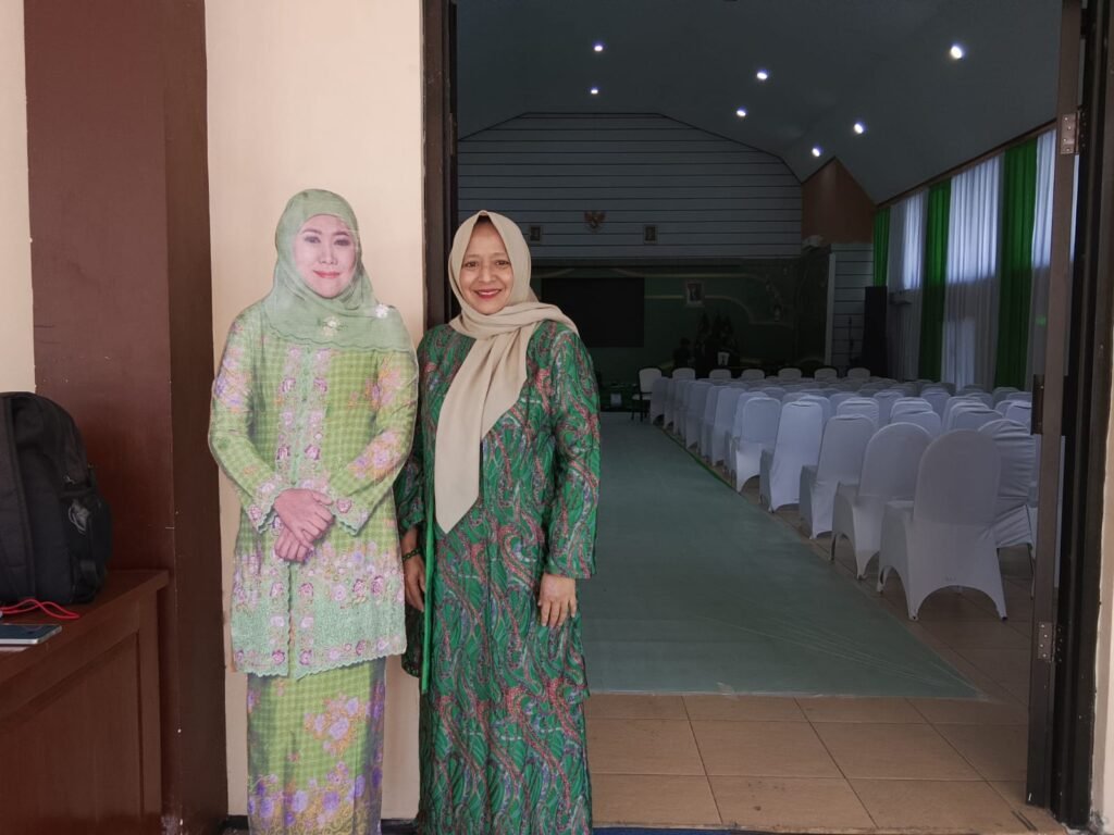 Hj. Syarifah foto disamping tiruan model ketua PP Muslimat NU Gubernur Jatim Khofifah