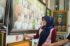 Anggota MPR/DPD RI Jatim, Lia Istifhama, tampak kagum saat mengamati lukisan wajah para muasis (pendiri) NU karya seniman lokal di Ponpes Bahrul Ulum Tambakberas, Jombang.