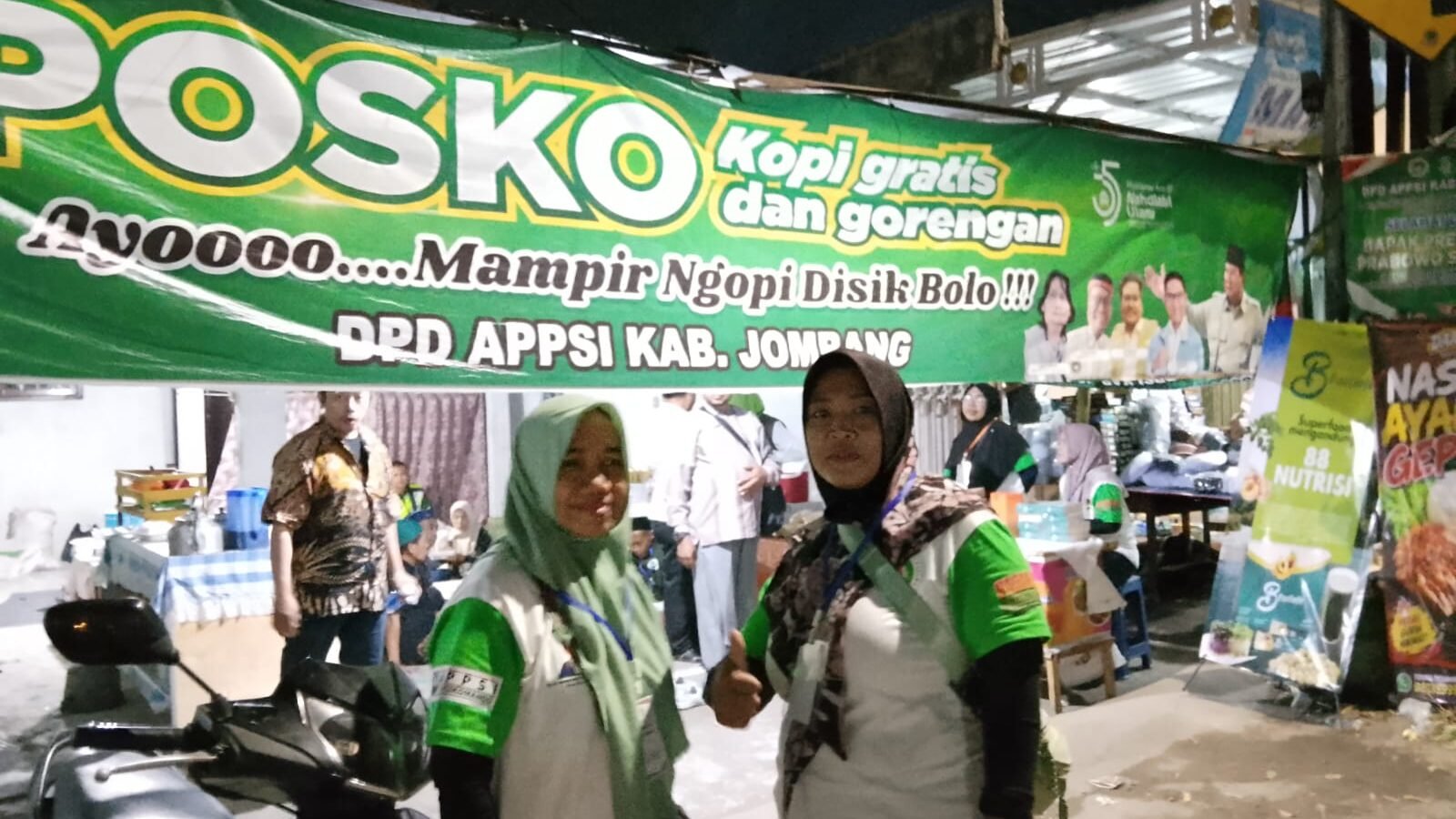 2 anggota DPD APPSI (Asosiasi Pedagang Pasar Seluruh Indonesia) ramah menyap muktamith