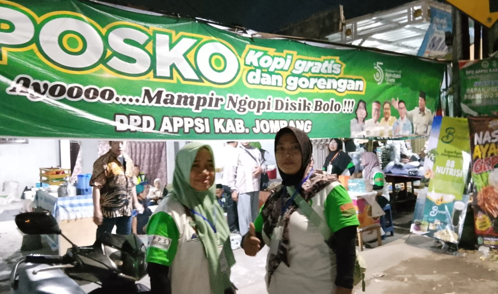 2 anggota DPD APPSI (Asosiasi Pedagang Pasar Seluruh Indonesia) ramah menyap muktamith