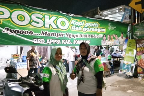 2 anggota DPD APPSI (Asosiasi Pedagang Pasar Seluruh Indonesia) ramah menyap muktamith