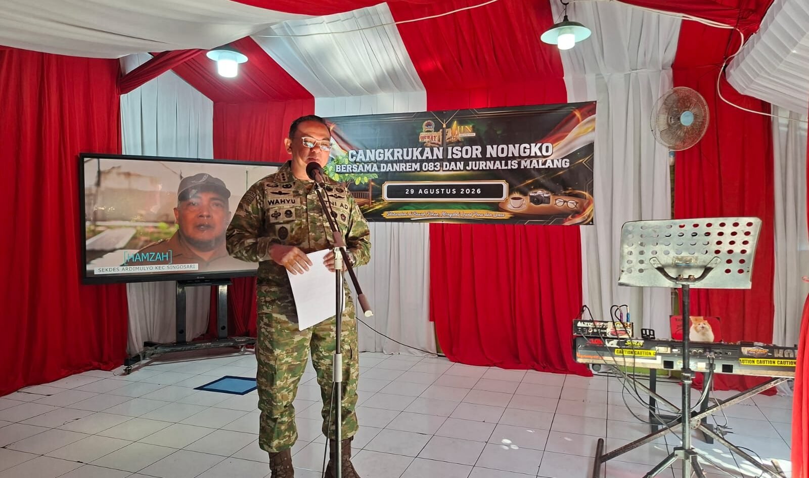 Danrem 083/Baladhika Jaya, Kolonel Inf. Wahyu Ramadhanus Suryawan, saat memberikan sambutan hangat bernuansa santai dalam pembukaan Baladhika Cup 2026 yang dihadiri oleh insan pers se-Malang Raya.