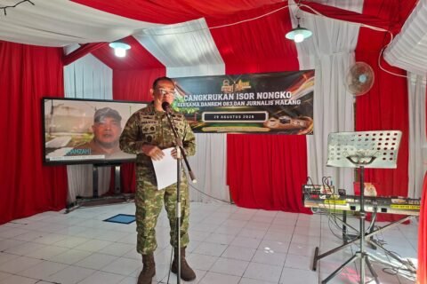 Danrem 083/Baladhika Jaya, Kolonel Inf. Wahyu Ramadhanus Suryawan, saat memberikan sambutan hangat bernuansa santai dalam pembukaan Baladhika Cup 2026 yang dihadiri oleh insan pers se-Malang Raya.