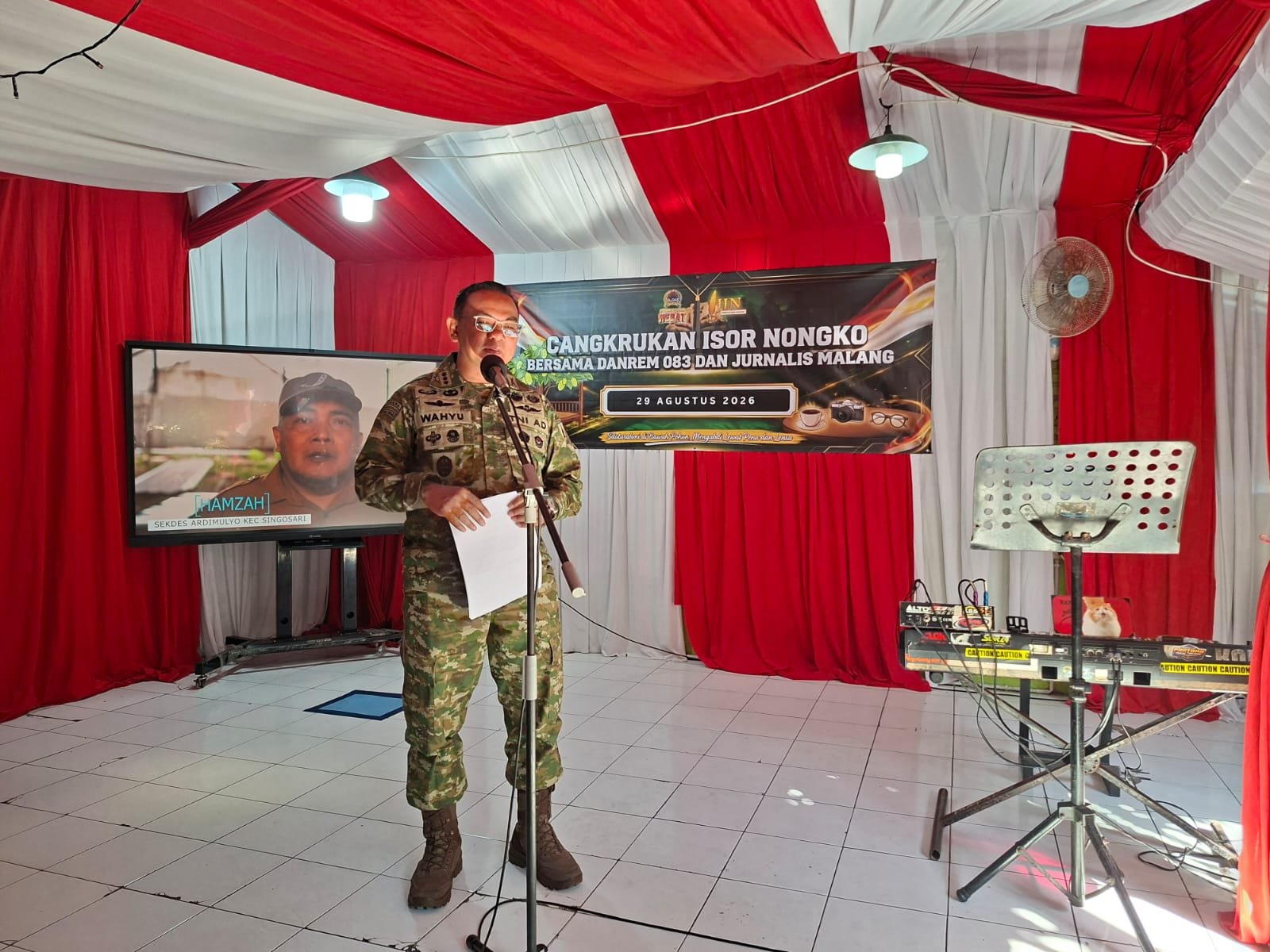 Danrem 083/Baladhika Jaya, Kolonel Inf. Wahyu Ramadhanus Suryawan, saat memberikan sambutan hangat bernuansa santai dalam pembukaan Baladhika Cup 2026 yang dihadiri oleh insan pers se-Malang Raya.