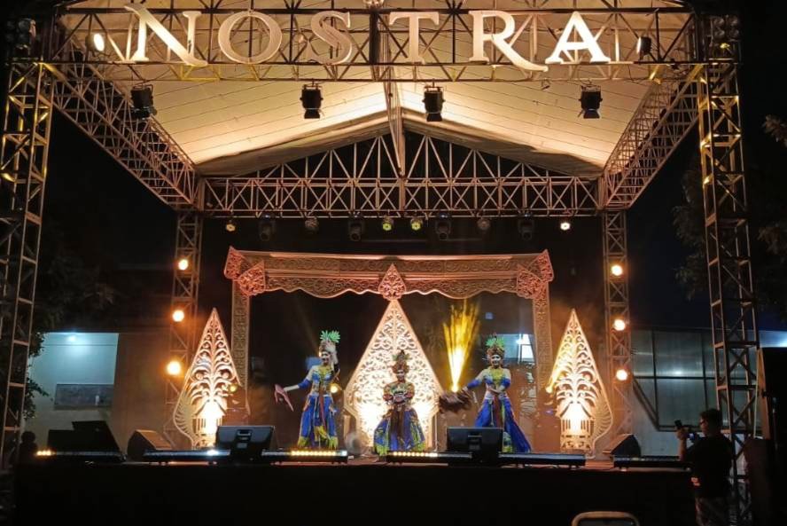 Penampilan memukau para penari berbalut kostum tradisional di atas panggung utama Pesta Rakyat "Nostra" RW 09 Sawojajar, Kota Malang.