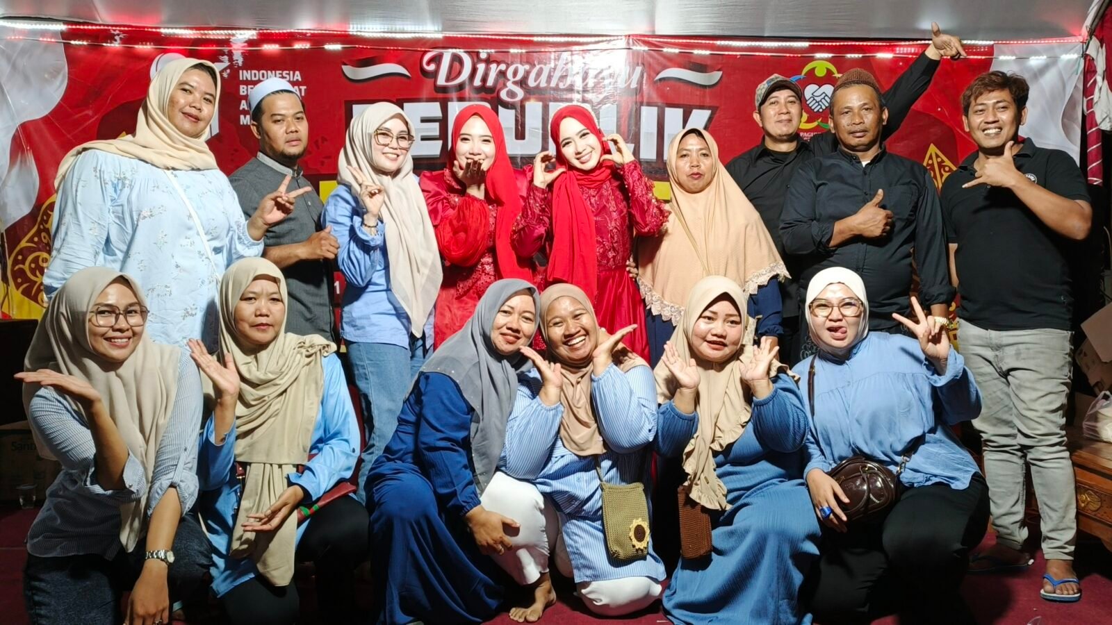 Semua panitia kegiatan berfoto bersama pada puncak kegiatan HUT RI ke 81
