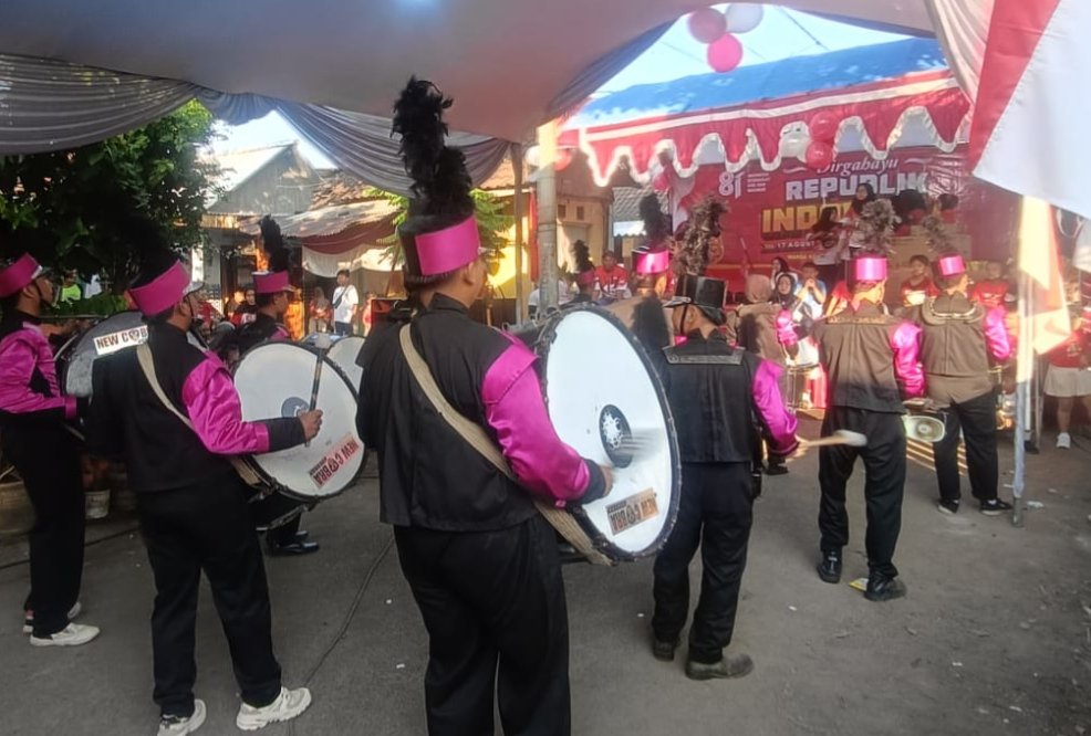 Jalan santai dimeriahkan oleh Grup drumband dari Purutrejo