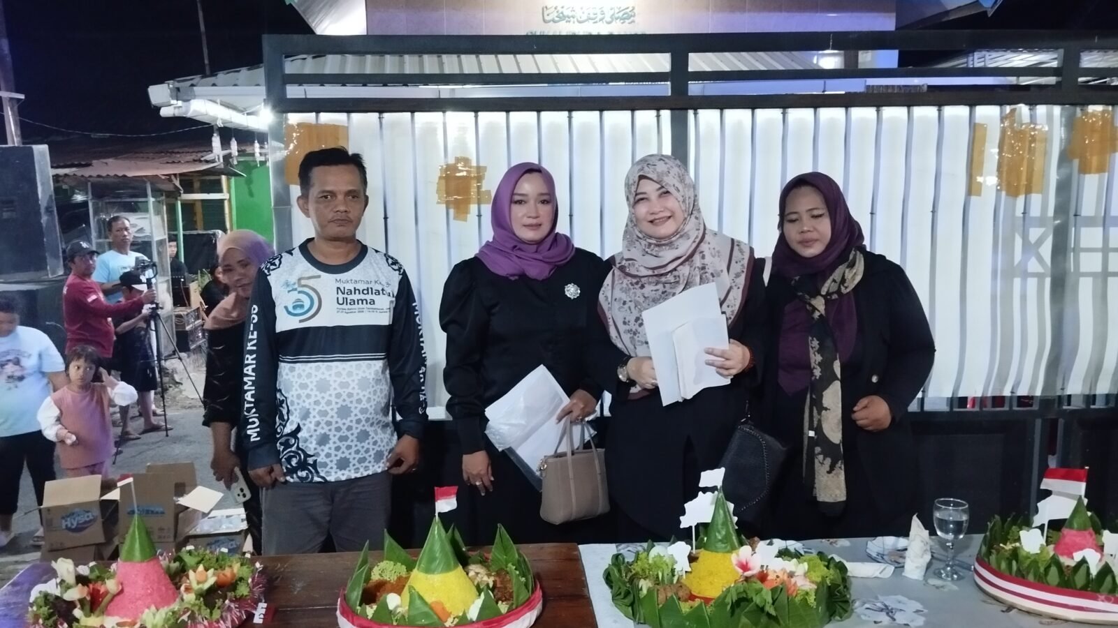 Para dewan juri lomba tumpeng sedang menilai
