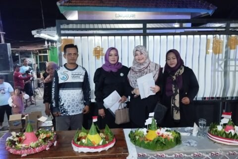 Para dewan juri lomba tumpeng sedang menilai