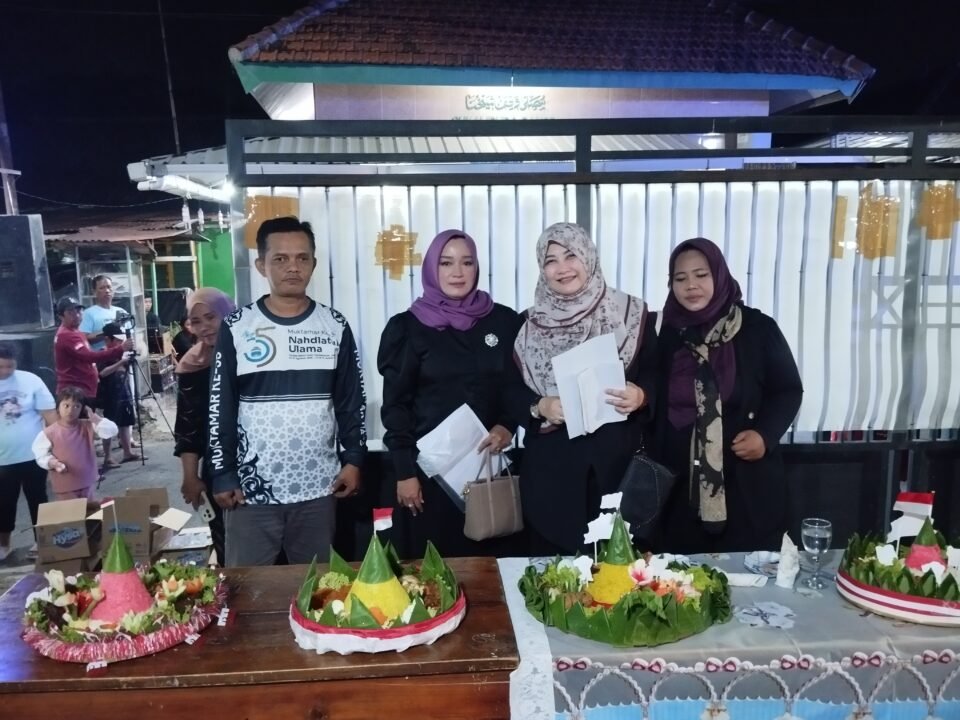 Para dewan juri lomba tumpeng sedang menilai