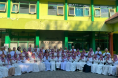 Potret kebersamaan dewan guru dan staf keluarga besar SMAN 6 Kota Malang yang tampil kompak berbusana muslim di halaman sekolah. Momen kehangatan ini diabadikan di sela-sela semarak rangkaian peringatan Maulid Nabi Muhammad SAW pada Kamis (27/8/2026).
