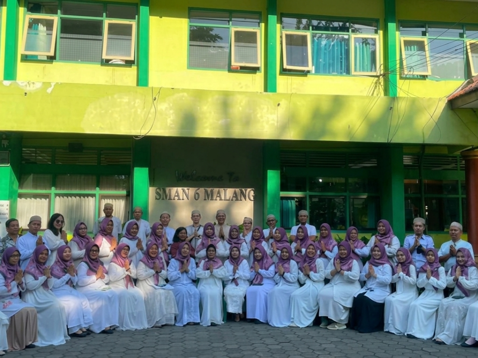 Potret kebersamaan dewan guru dan staf keluarga besar SMAN 6 Kota Malang yang tampil kompak berbusana muslim di halaman sekolah. Momen kehangatan ini diabadikan di sela-sela semarak rangkaian peringatan Maulid Nabi Muhammad SAW pada Kamis (27/8/2026).
