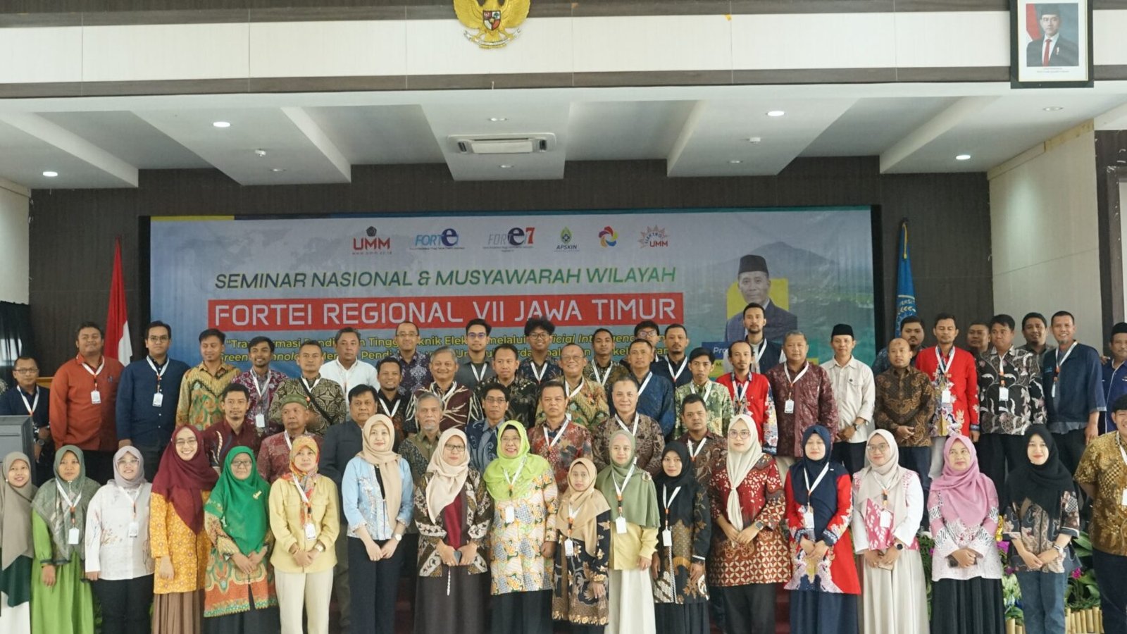 Sesi foto bersama para peserta dan narasumber Seminar Nasional serta Muswil FORTEI Regional VII Jawa Timur di GKB 4 Universitas Muhammadiyah Malang, Kamis (27/8/2026).