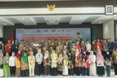 Sesi foto bersama para peserta dan narasumber Seminar Nasional serta Muswil FORTEI Regional VII Jawa Timur di GKB 4 Universitas Muhammadiyah Malang, Kamis (27/8/2026).