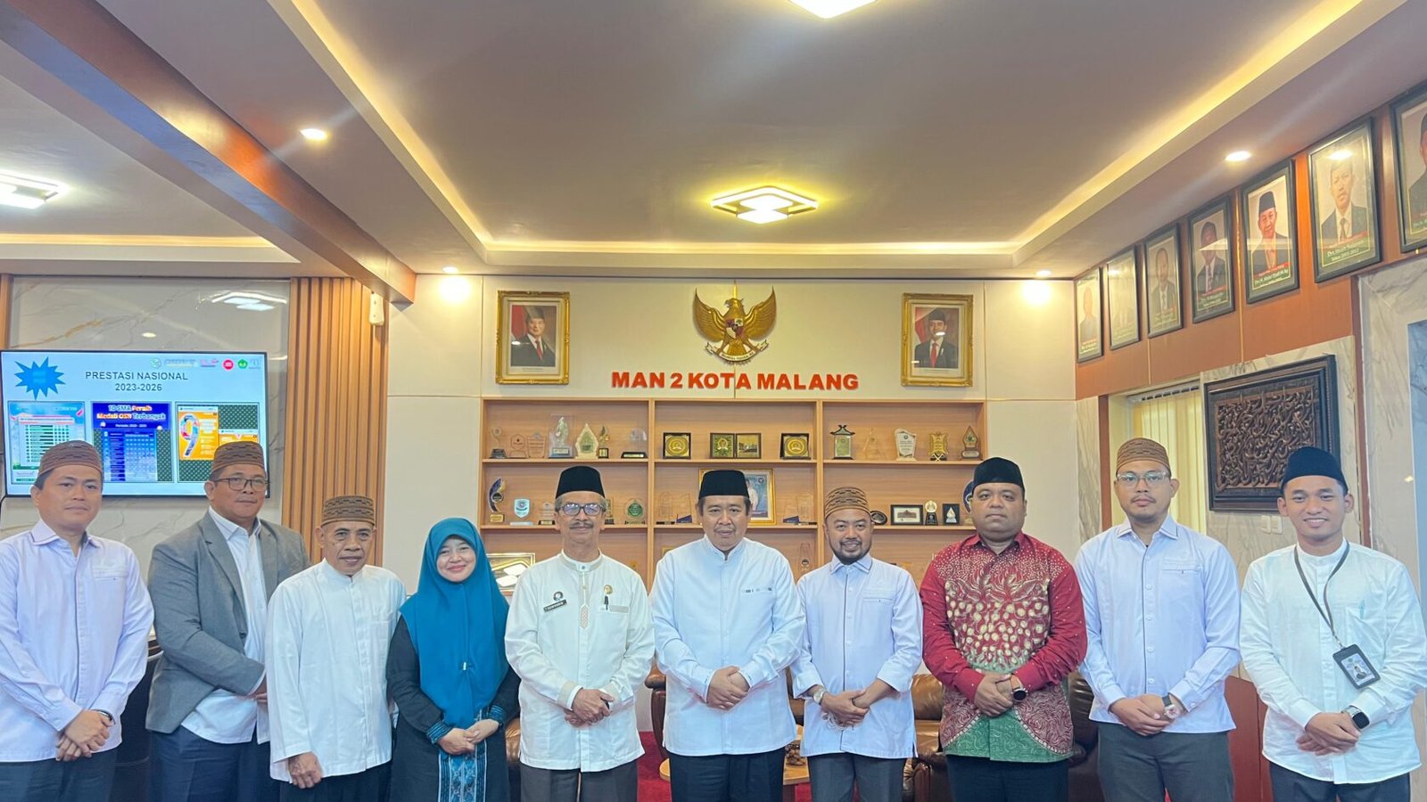 Kepala MAN 2 Kota Malang, Dr. H. Samsudin, M.Pd., beserta jajaran pimpinan menyambut salah satu rombongan delegasi studi tiru.
