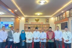 Kepala MAN 2 Kota Malang, Dr. H. Samsudin, M.Pd., beserta jajaran pimpinan menyambut salah satu rombongan delegasi studi tiru.