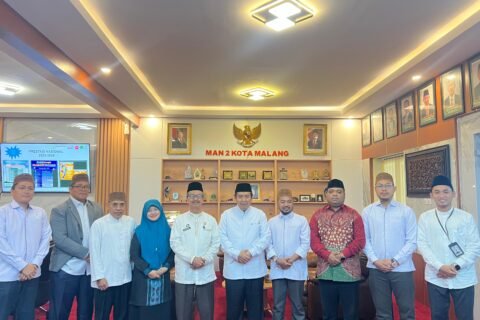 Kepala MAN 2 Kota Malang, Dr. H. Samsudin, M.Pd., beserta jajaran pimpinan menyambut salah satu rombongan delegasi studi tiru.