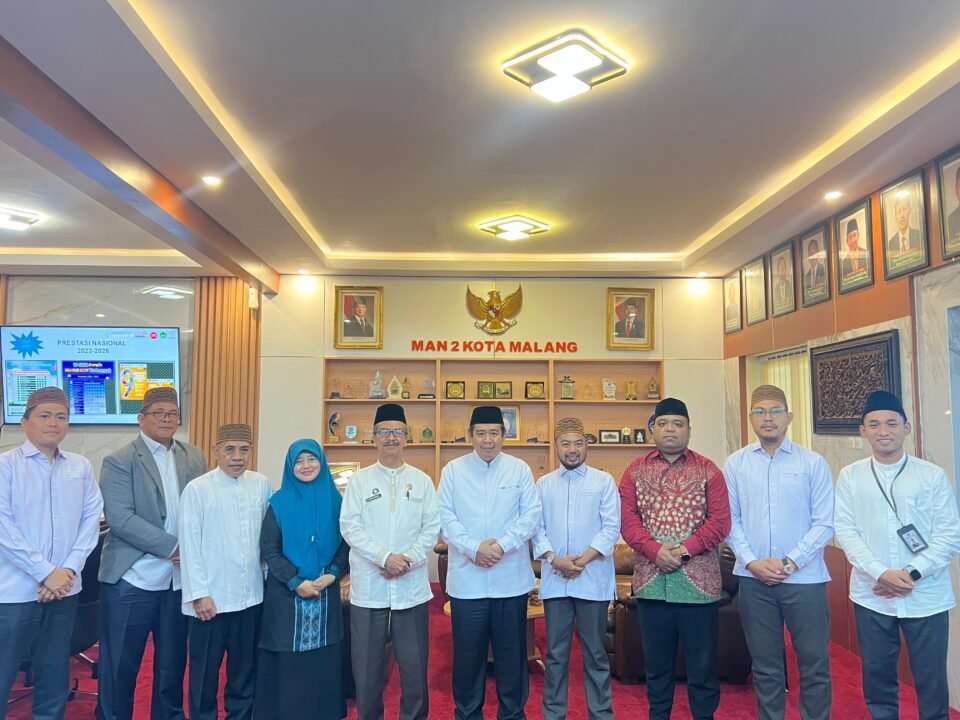 Kepala MAN 2 Kota Malang, Dr. H. Samsudin, M.Pd., beserta jajaran pimpinan menyambut salah satu rombongan delegasi studi tiru.