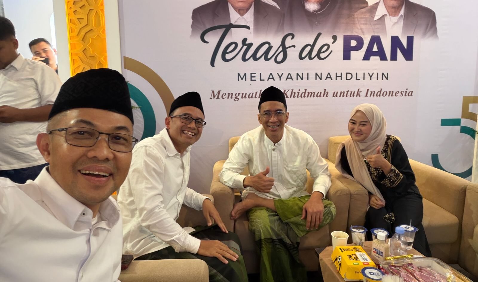 Ketua DPD PAN Kabupaten Malang sowan Ketua DPW Ahmad Rizqi Sadiq di Muktamar 35 NU,Teras de PAN Muktamar