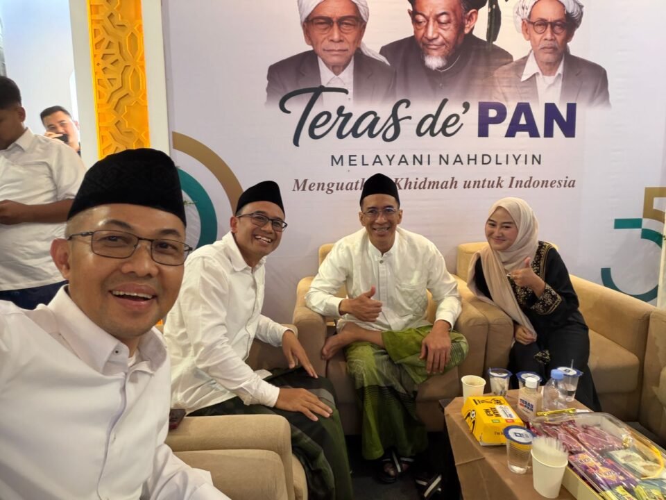 Ketua DPD PAN Kabupaten Malang sowan Ketua DPW Ahmad Rizqi Sadiq di Muktamar 35 NU,Teras de PAN Muktamar