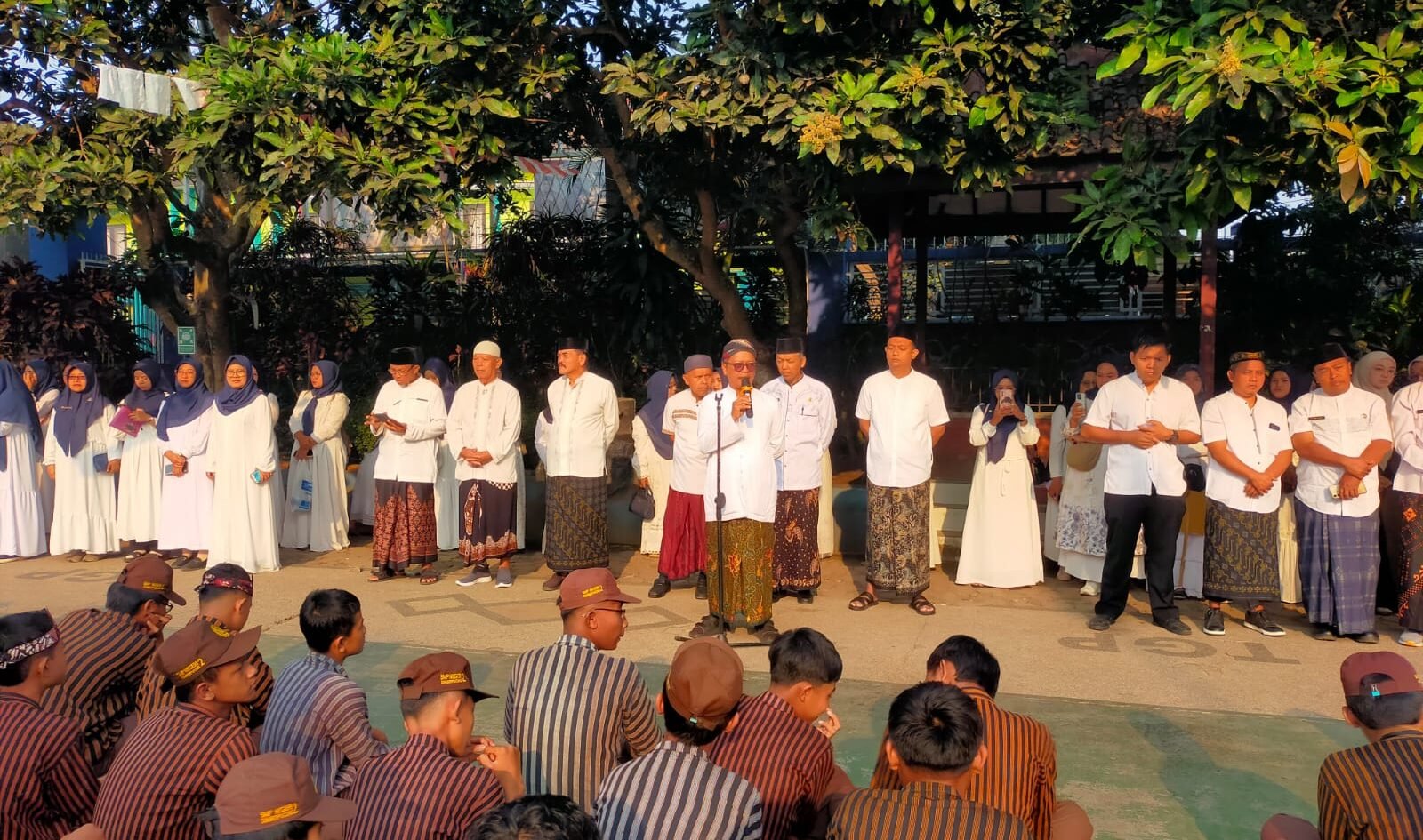 Suasana khidmat Apel Bersama mengawali rangkaian kemeriahan peringatan Maulid Nabi Muhammad SAW 1448 H / 2026 M di lingkungan SMPN 2 Sumberpucung, Malang, pada Senin pagi (31/8/2026).
