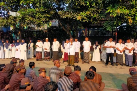 Suasana khidmat Apel Bersama mengawali rangkaian kemeriahan peringatan Maulid Nabi Muhammad SAW 1448 H / 2026 M di lingkungan SMPN 2 Sumberpucung, Malang, pada Senin pagi (31/8/2026).