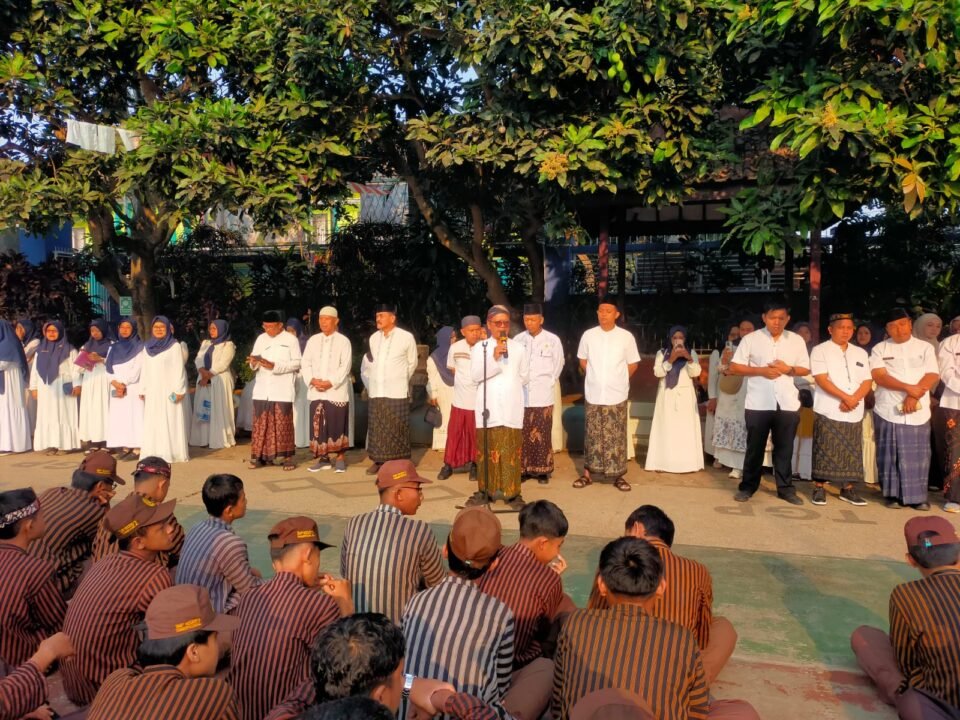 Suasana khidmat Apel Bersama mengawali rangkaian kemeriahan peringatan Maulid Nabi Muhammad SAW 1448 H / 2026 M di lingkungan SMPN 2 Sumberpucung, Malang, pada Senin pagi (31/8/2026).