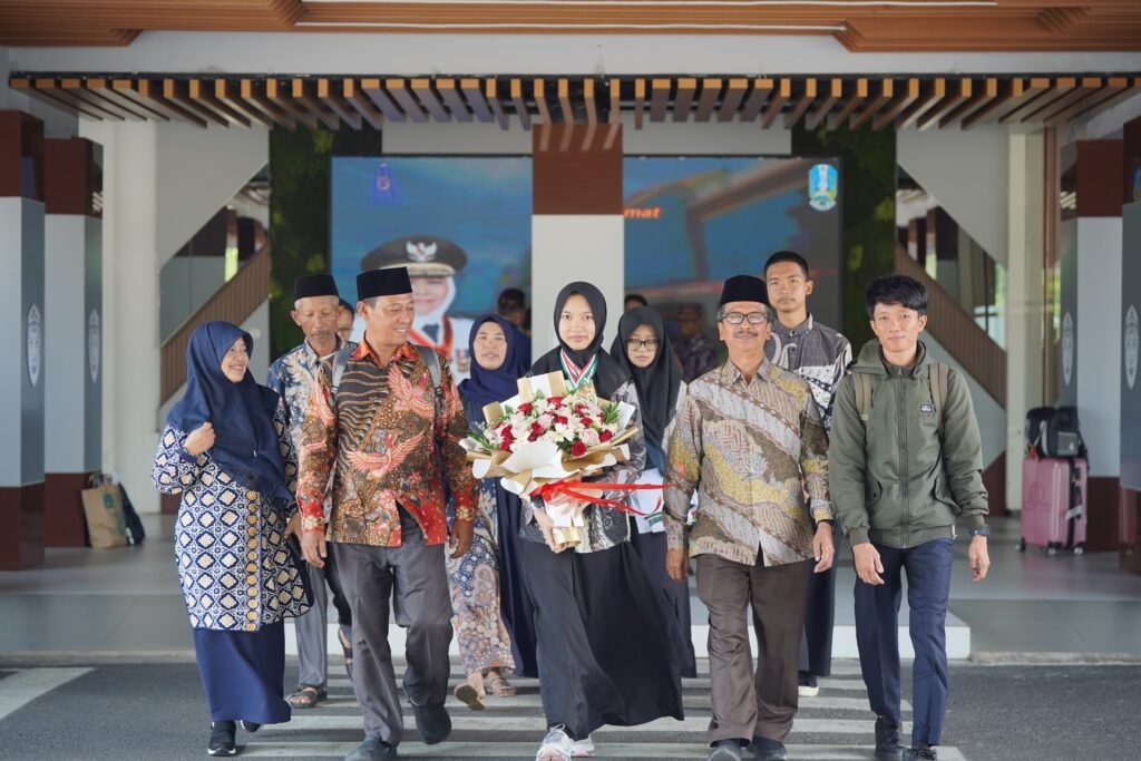 Salma disambut Kepala Madrasah H Samsudin, Civitas MAN 2 dan kedua orang tua di Bandara Abdurrahman Saleh