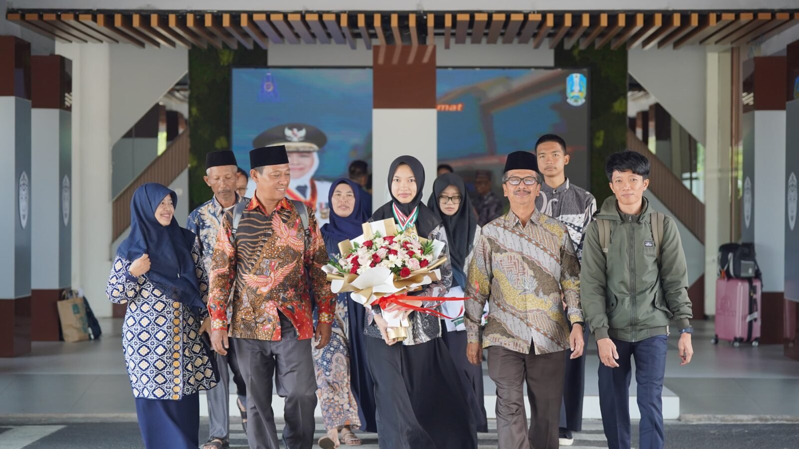Salma disambut Kepala Madrasah H Samsudin, Civitas MAN 2 dan kedua orang tua di Bandara Abdurrahman Saleh