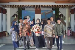 Salma disambut Kepala Madrasah H Samsudin, Civitas MAN 2 dan kedua orang tua di Bandara Abdurrahman Saleh