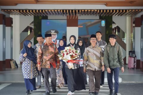 Salma disambut Kepala Madrasah H Samsudin, Civitas MAN 2 dan kedua orang tua di Bandara Abdurrahman Saleh