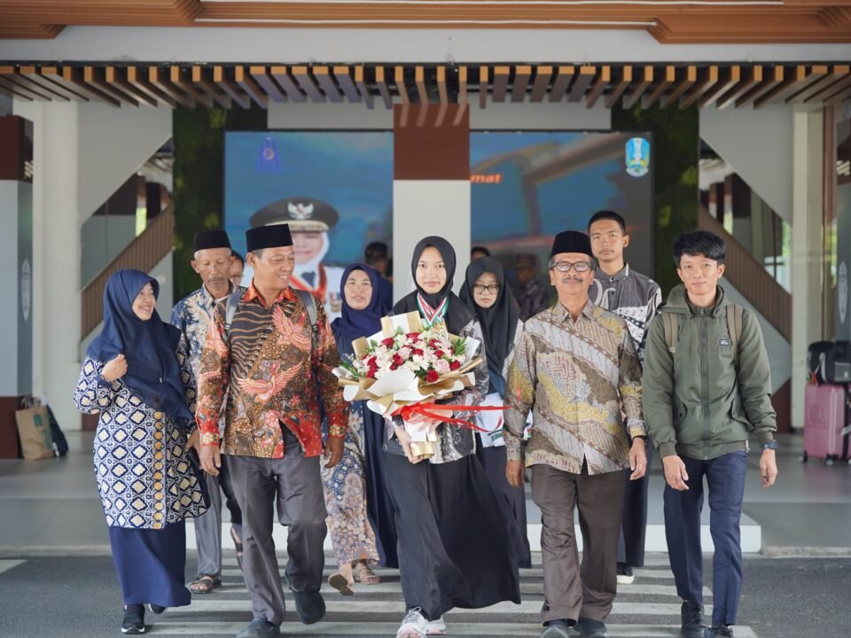 Salma disambut Kepala Madrasah H Samsudin, Civitas MAN 2 dan kedua orang tua di Bandara Abdurrahman Saleh