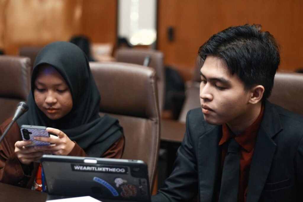 Potret Hillbra Naufal Demelzha Gunawan (kanan), Lulusan Terbaik Program Studi Hubungan Internasional UMM 2026, yang sukses mempublikasikan riset geopolitik terkait manuver Solomon Islands di jurnal internasional terindeks Scopus Q1.