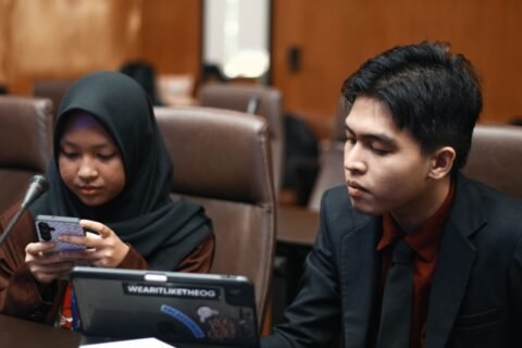 Potret Hillbra Naufal Demelzha Gunawan (kanan), Lulusan Terbaik Program Studi Hubungan Internasional UMM 2026, yang sukses mempublikasikan riset geopolitik terkait manuver Solomon Islands di jurnal internasional terindeks Scopus Q1.