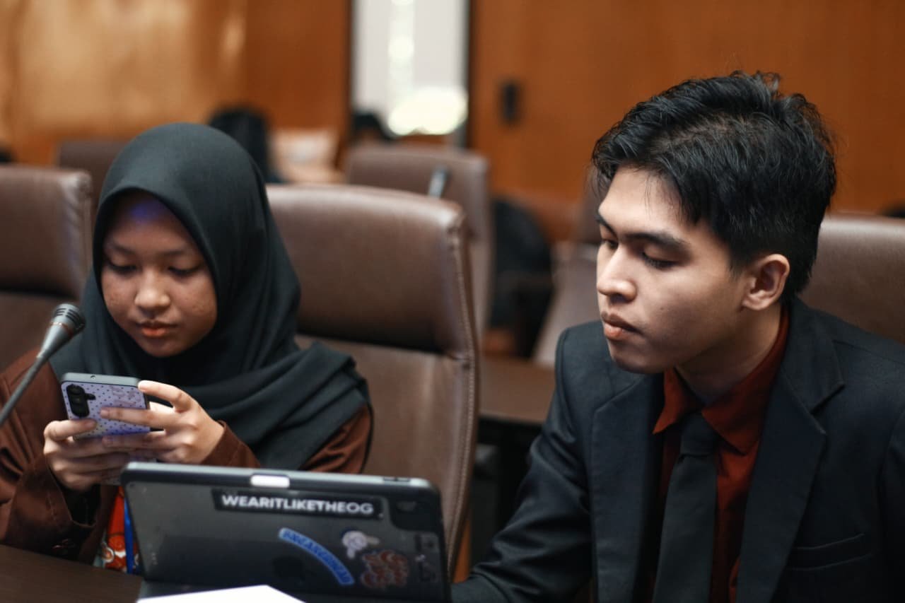 Potret Hillbra Naufal Demelzha Gunawan (kanan), Lulusan Terbaik Program Studi Hubungan Internasional UMM 2026, yang sukses mempublikasikan riset geopolitik terkait manuver Solomon Islands di jurnal internasional terindeks Scopus Q1.