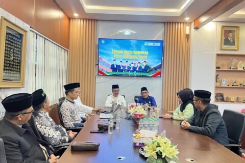 Suasana diskusi interaktif di ruang rapat saat rombongan delegasi Kemenag Provinsi Sulawesi Barat tengah menyimak pemaparan dari pimpinan MAN 2 Kota Malang terkait strategi dan implementasi budaya Zona Integritas.