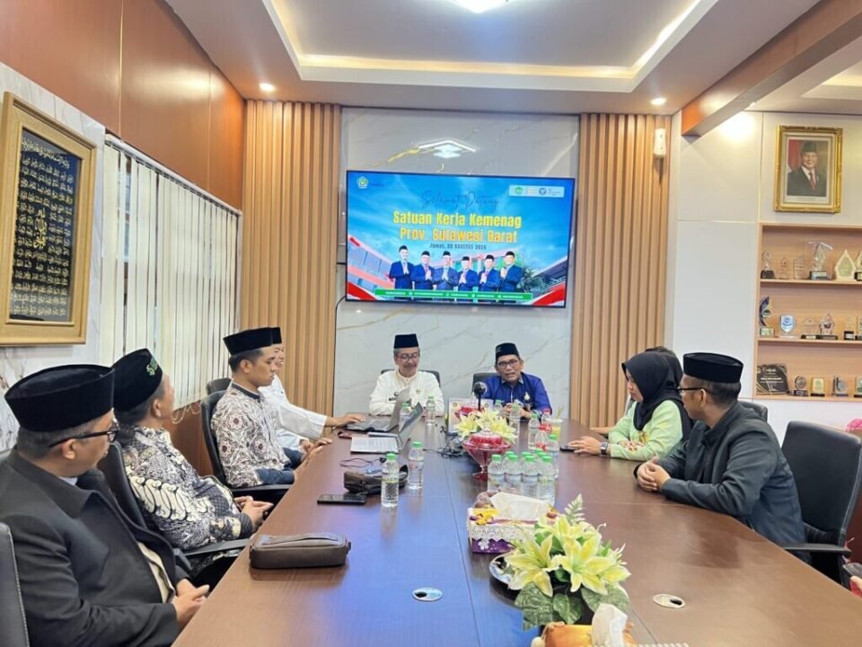 Suasana diskusi interaktif di ruang rapat saat rombongan delegasi Kemenag Provinsi Sulawesi Barat tengah menyimak pemaparan dari pimpinan MAN 2 Kota Malang terkait strategi dan implementasi budaya Zona Integritas.