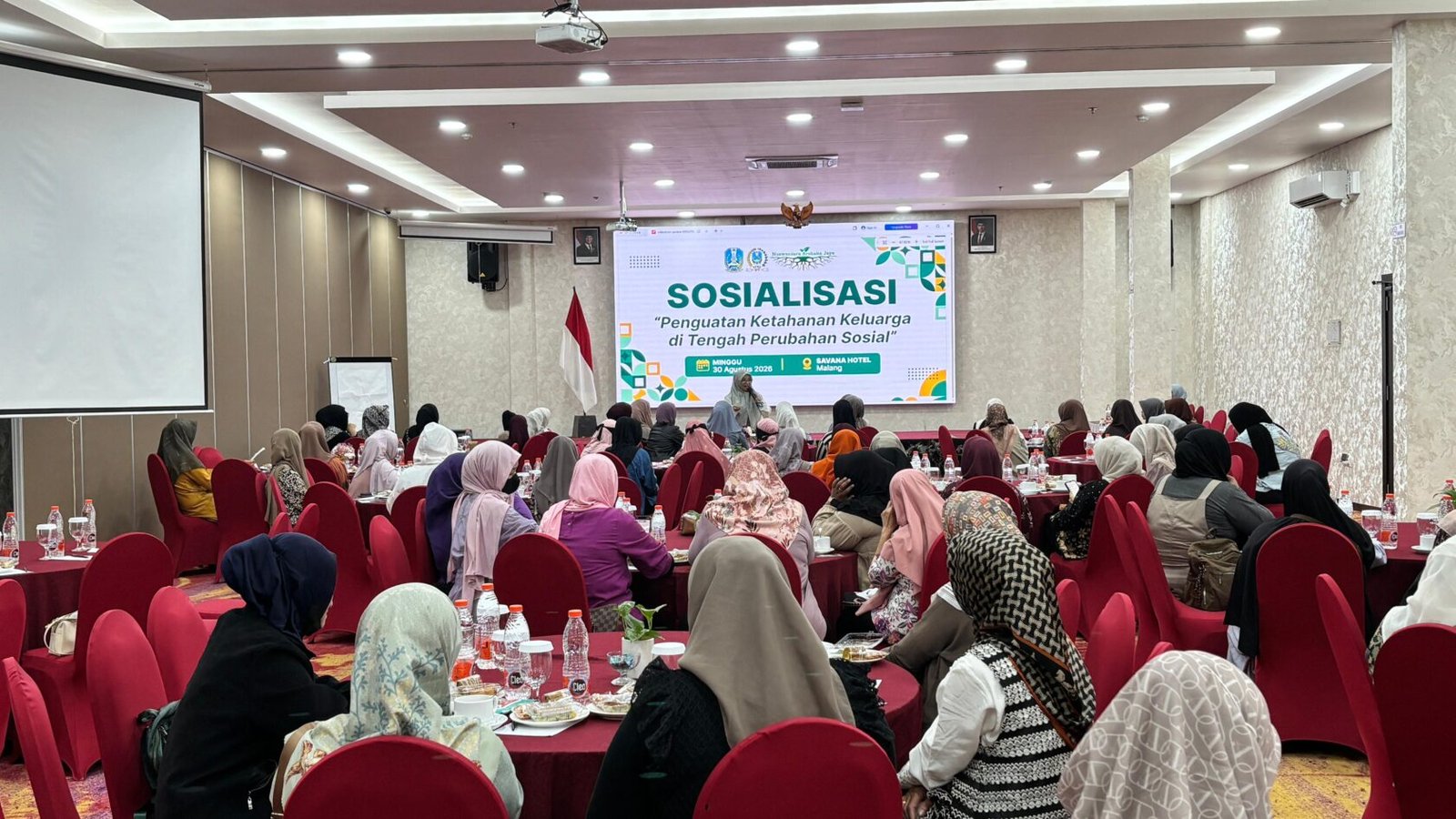 Suasana antusiasme puluhan peserta saat menyimak pemaparan materi dan penguatan langsung dari Anggota DPRD Jatim, Hikmah Bafaqih, di Savana Hotel & Convention Malang, Minggu (30/8/2026).