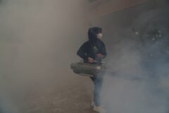 Menembus kepulan asap tebal, Anggota DPD RI Jatim Ning Lia (Dr. Lia Istifhama) beraksi langsung mengoperasikan mesin fogging di area pesantren Tambakberas, Jombang, sebagai langkah preventif cegah DBD jelang Muktamar NU ke-35.