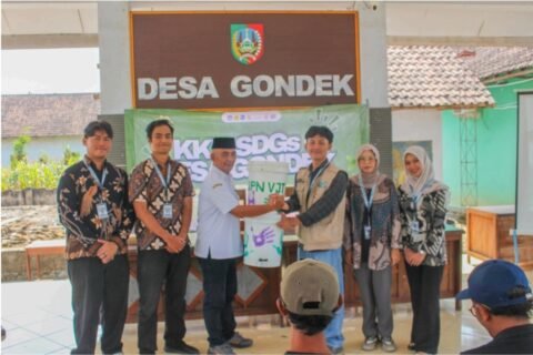 Mahasiswa KKN Kelompok 6 UPN Veteran Jawa Timur menyerahkan alat Pukostuk kepada Pemerintah Desa Gondek sebagai bentuk keberlanjutan program pengelolaan sampah organik berbasis masyarakat.