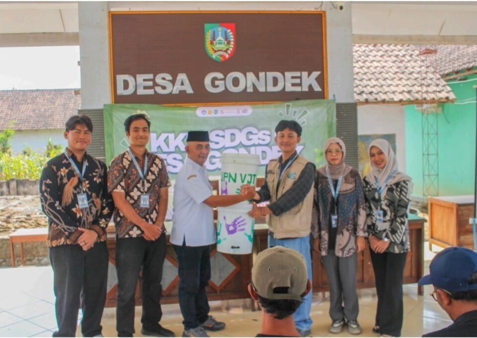 Mahasiswa KKN Kelompok 6 UPN Veteran Jawa Timur menyerahkan alat Pukostuk kepada Pemerintah Desa Gondek sebagai bentuk keberlanjutan program pengelolaan sampah organik berbasis masyarakat.