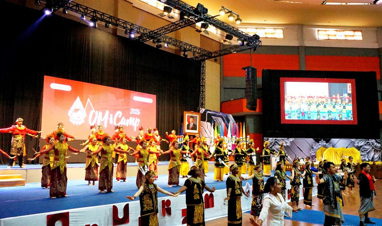Penampilan tari kolosal lintas budaya yang dipersembahkan oleh para peserta UMiCamp 2026 dari berbagai negara saat Closing Ceremony di Graha Cakrawala Universitas Negeri Malang (UM).