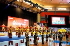 Penampilan tari kolosal lintas budaya yang dipersembahkan oleh para peserta UMiCamp 2026 dari berbagai negara saat Closing Ceremony di Graha Cakrawala Universitas Negeri Malang (UM).