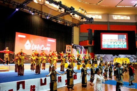 Penampilan tari kolosal lintas budaya yang dipersembahkan oleh para peserta UMiCamp 2026 dari berbagai negara saat Closing Ceremony di Graha Cakrawala Universitas Negeri Malang (UM).