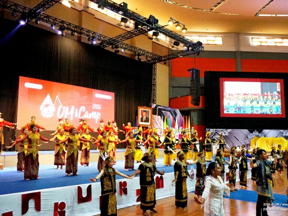 Penampilan tari kolosal lintas budaya yang dipersembahkan oleh para peserta UMiCamp 2026 dari berbagai negara saat Closing Ceremony di Graha Cakrawala Universitas Negeri Malang (UM).