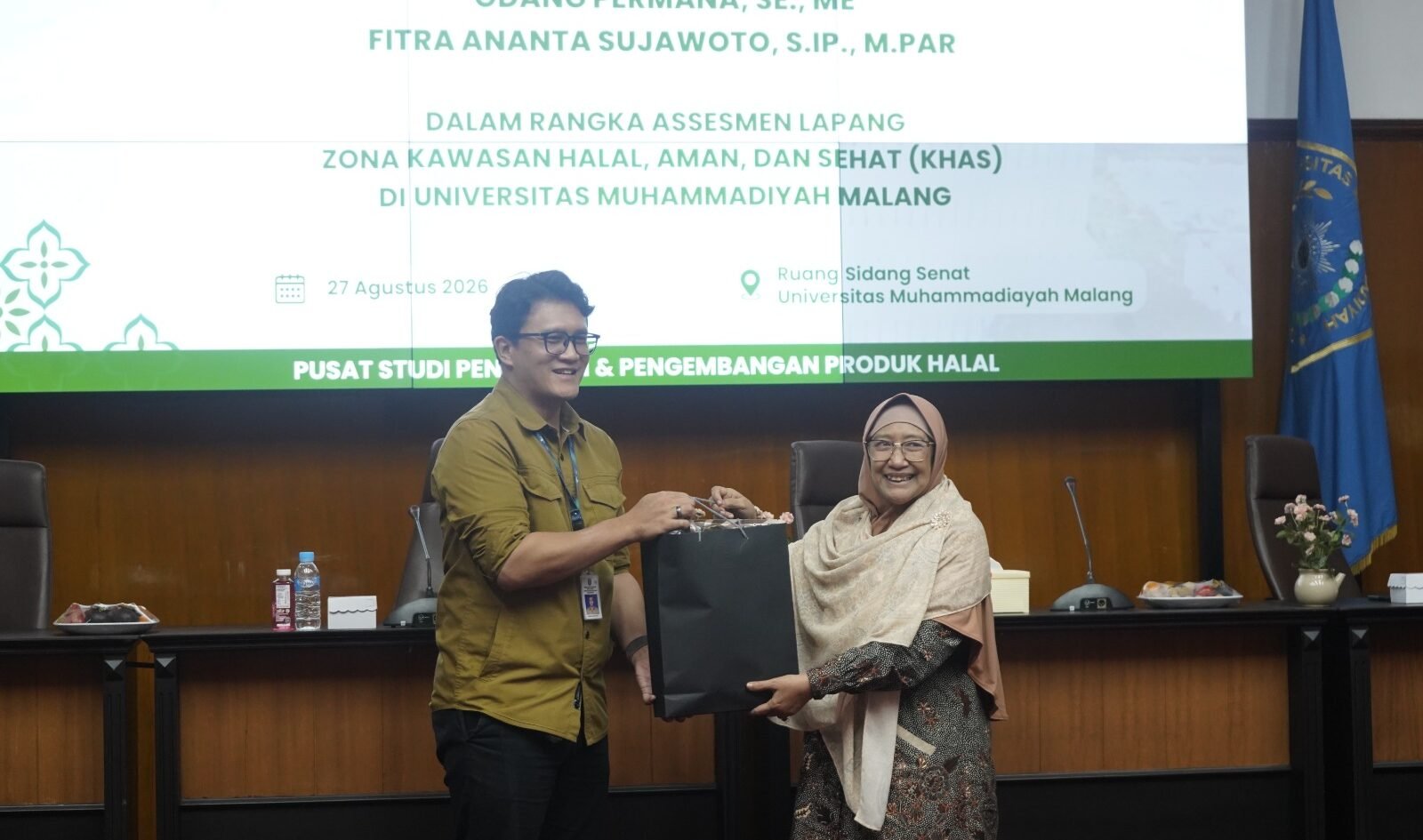 Kepala Pusat Studi Produk Halal Universitas Muhammadiyah Malang (UMM), Prof. Elfi Anis Saati, menerima cenderamata dari tim penilai IMTI usai pelaksanaan Asesmen Lapangan Zona KHAS UMM.