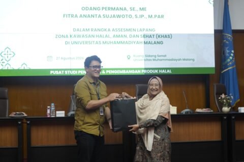 Kepala Pusat Studi Produk Halal Universitas Muhammadiyah Malang (UMM), Prof. Elfi Anis Saati, menerima cenderamata dari tim penilai IMTI usai pelaksanaan Asesmen Lapangan Zona KHAS UMM.